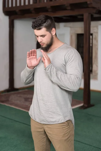 Joven musulmán rezando — Foto de Stock