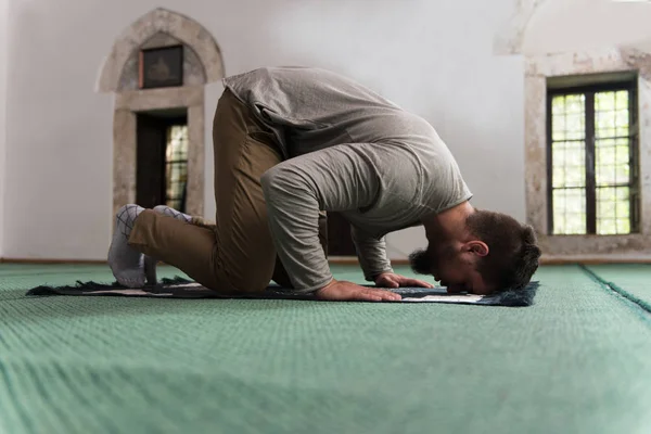 Demütiges muslimisches Gebet — Stockfoto