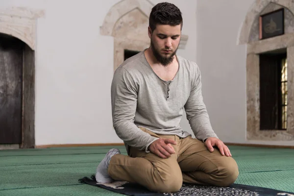 Genç Müslüman adam için dua — Stok fotoğraf