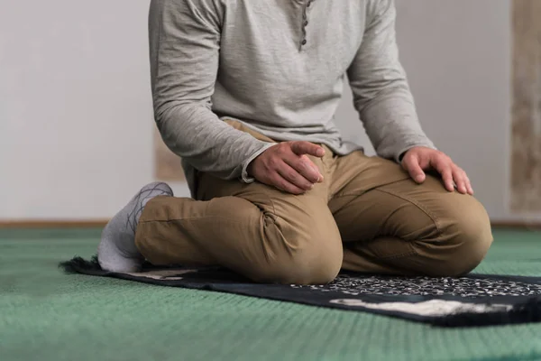 Primer plano de las manos masculinas rezando en la mezquita — Foto de Stock