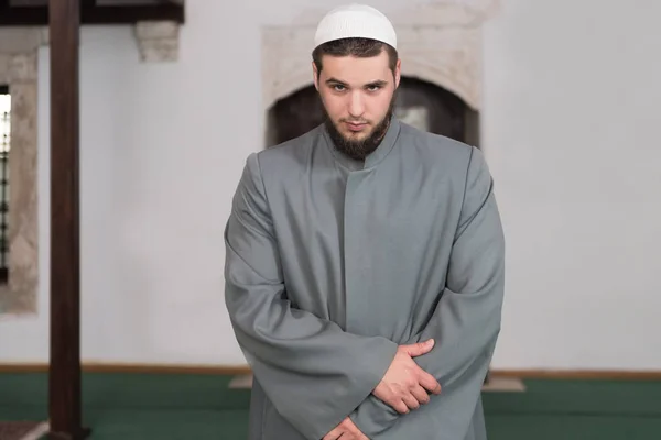 L'homme musulman prie dans la mosquée — Photo