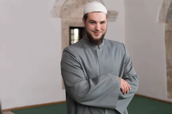Musulmana rezando en mezquita —  Fotos de Stock