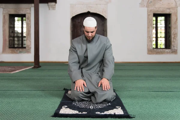 Muslimska mannen ber i moskén — Stockfoto