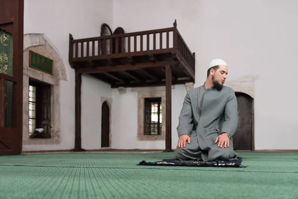 Мусульманские молитвы в мечети — стоковое фото