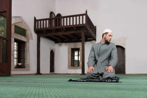 Muçulmano rezando na mesquita — Fotografia de Stock