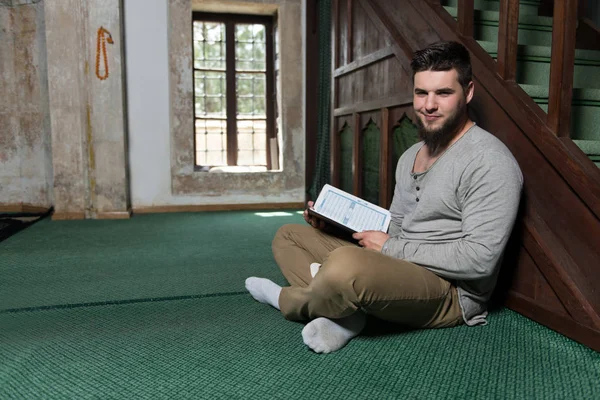 Muslimsk man läser Koranen — Stockfoto