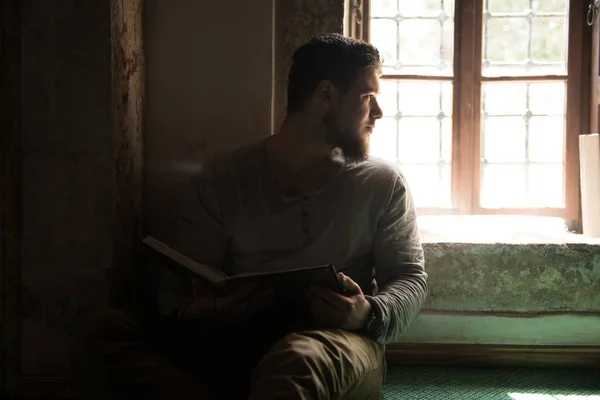 Arabic Muslim Man Reading Holy Islamic Book Koran — Stock Photo, Image