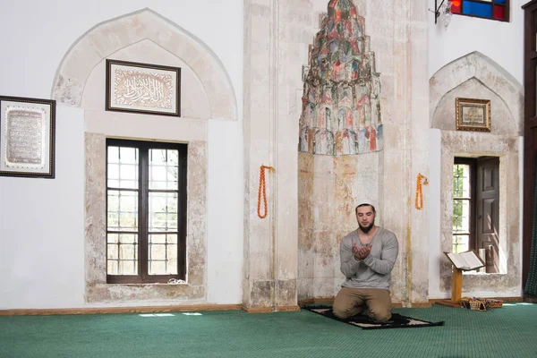 Musulmano che prega in moschea — Foto Stock