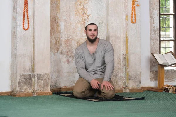 Genç Müslüman adamın portresi — Stok fotoğraf