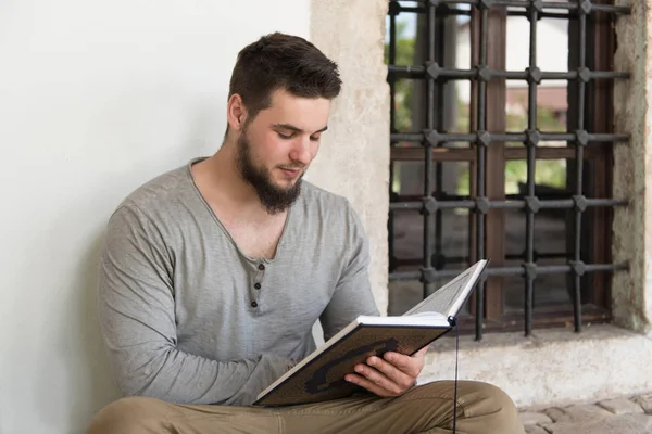 Jonge moslim kerel lezen van de koran — Stockfoto