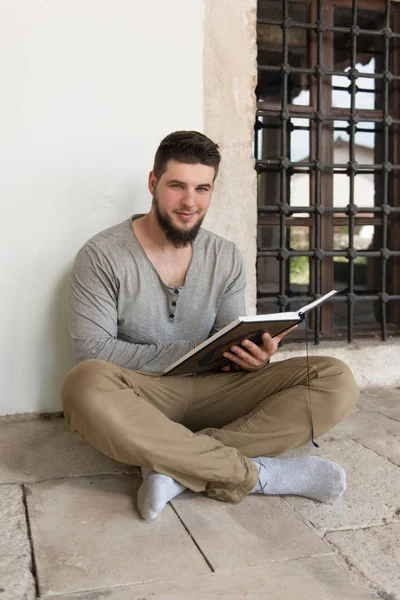 Árabe muçulmano homem leitura sagrado islâmico livro Alcorão — Fotografia de Stock