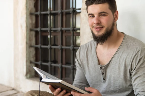 Árabe muçulmano homem leitura sagrado islâmico livro Alcorão — Fotografia de Stock