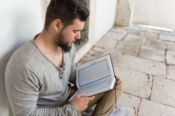 Jonge moslim kerel lezen van de koran — Stockfoto