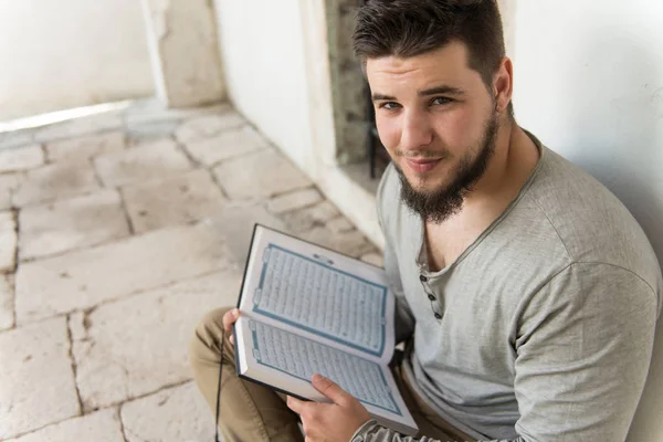 Muslim Man Is Reading The Koran — Stock Photo, Image