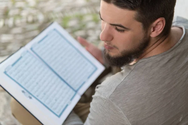 Moslim man is het lezen van de koran — Stockfoto