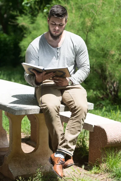 Árabe muçulmano homem leitura sagrado islâmico livro Alcorão — Fotografia de Stock