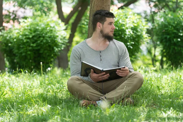 Islam Arap Müslüman erkek okuma kutsal kitap kuran — Stok fotoğraf