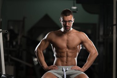 Dinlenme salonunda egzersiz sonrası inek adam