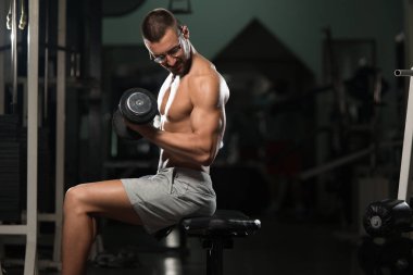 Pazı egzersiz halter bir spor salonu ile