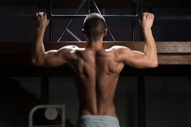 vücut geliştirmeci Pull ups en iyi sırt egzersizleri yapıyor