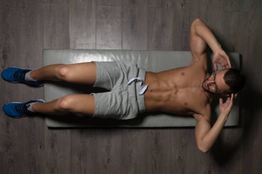 Karın Excerise Foor üzerinde yapan sağlıklı erkek