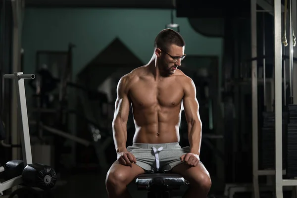 Hombre Nerd Después del Ejercicio Descansando en el Gimnasio — Foto de Stock