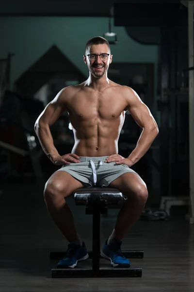 Atleta de músculo cansado con gafas graduadas —  Fotos de Stock