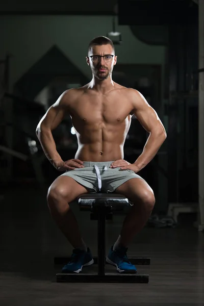 Nerd άνθρωπος μετά από άσκηση αναπαύεται στο γυμναστήριο — Φωτογραφία Αρχείου