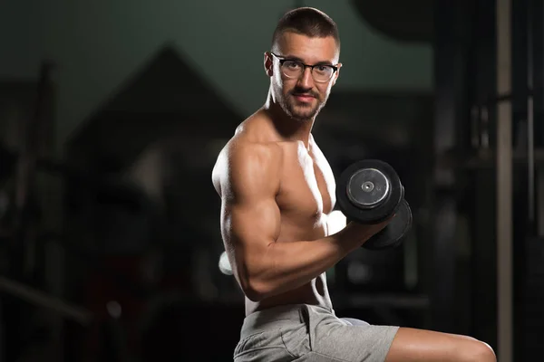 Geek Man med hantel tränar Biceps — Stockfoto