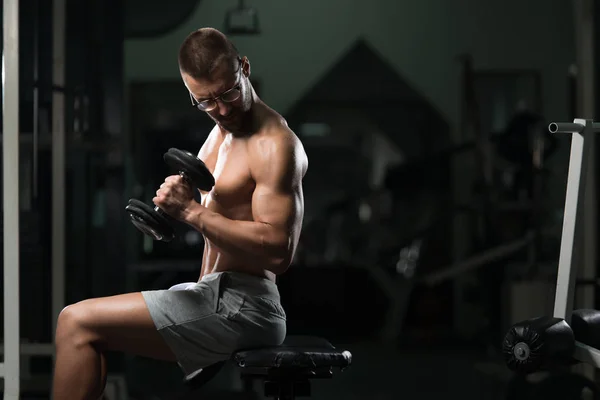 Biceps-oefening met halter In een sportschool — Stockfoto