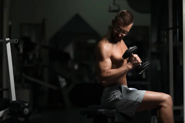 Geek Man med hantel tränar Biceps — Stockfoto