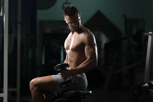 Biceps cvičení s činka v tělocvičně — Stock fotografie
