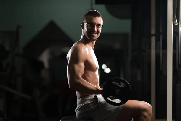 Man In The Gym Exercising Biceps With Barbell — Stock Photo, Image