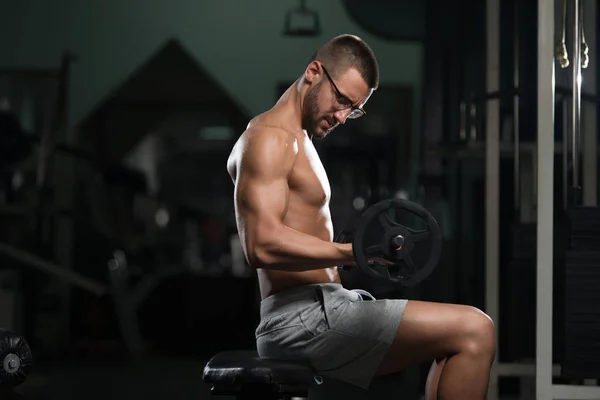 Geek homem com barbell exercício bipes — Fotografia de Stock