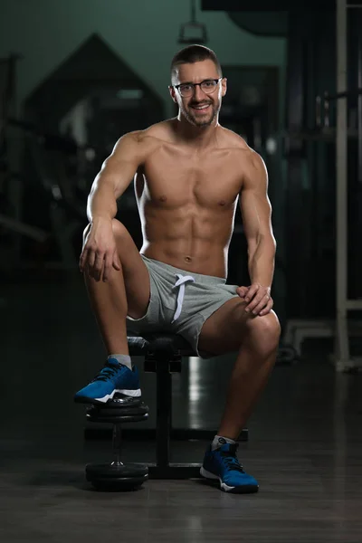 Atractivo joven geek Descansando en el gimnasio Afther Ejercicio — Foto de Stock