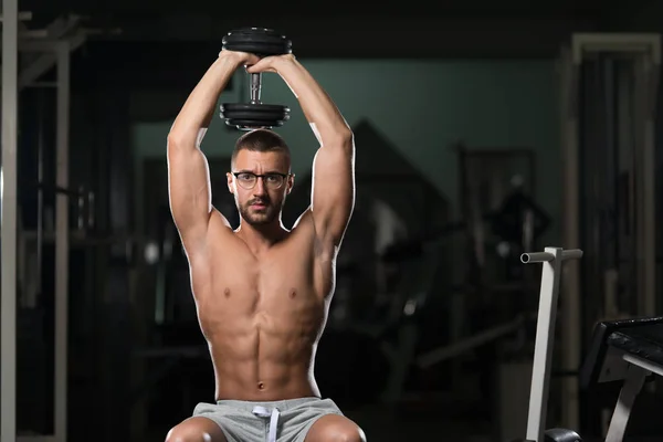 Geek Mann mit Kurzhanteltraining Trizeps — Stockfoto