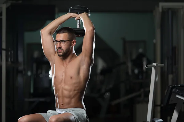 Geek muž s činka cvičení Triceps — Stock fotografie