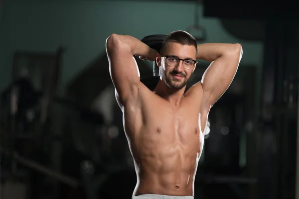 Ejercicio de tríceps con mancuerna en un gimnasio —  Fotos de Stock