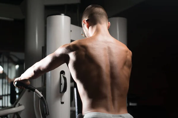 Culturista haciendo ejercicio de vuelta en el gimnasio —  Fotos de Stock