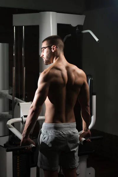 Muskulöser Mann beim Krafttraining für den Rücken — Stockfoto