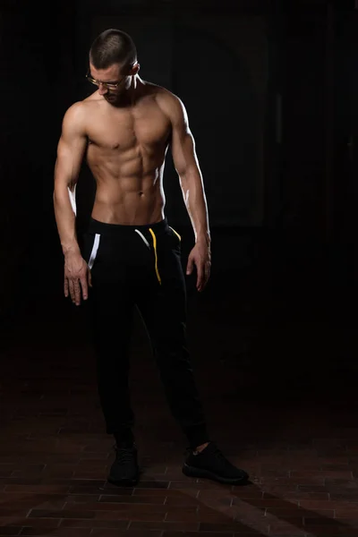 Muscular Geek Man Flexing Muscles In Gym — Stock Photo, Image