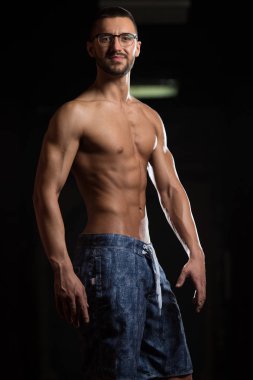 Güçlü salonda oturan inek adam