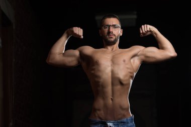 Kas Geek adam içinde jimnastik salonu kas esneme