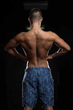 kaslı adam içinde jimnastik salonu kas esneme