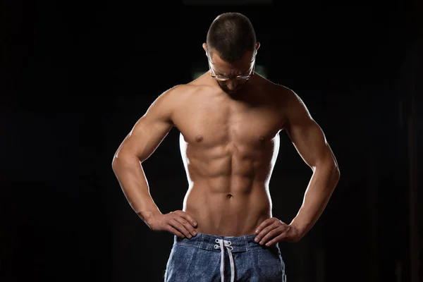 Портрет крепкого мускулистого мужчины — стоковое фото