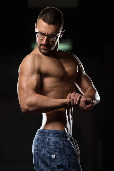 Junger Bodybuilder lässt Muskeln spielen — Stockfoto