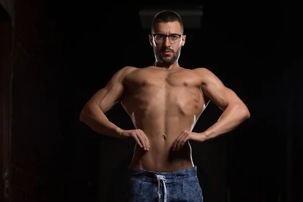 Ritratto di un uomo nerd muscolare in forma fisica — Foto Stock