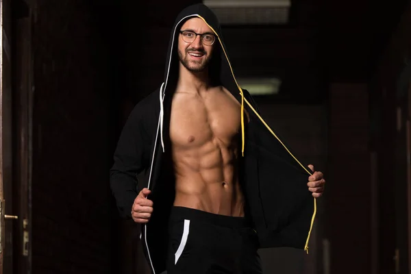 Muscular Geek Hombre Flexing Músculos En Gimnasio — Foto de Stock