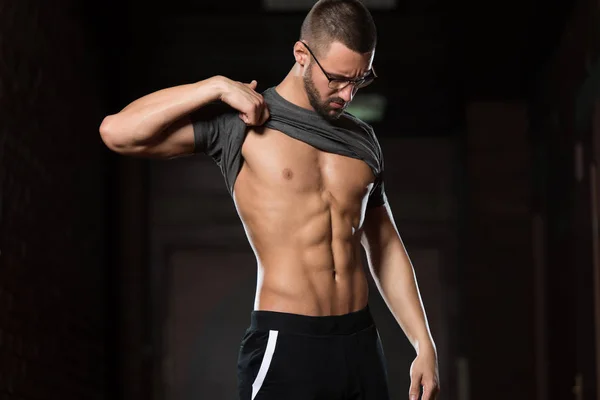 Hombre sano usando gafas con paquete de seis —  Fotos de Stock