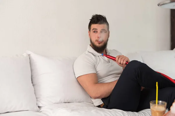 Jonge Man roken Shisha in Arabisch Restaurant — Stockfoto